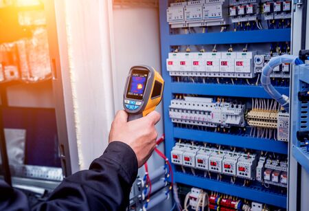 Technicien en maintenance électrique